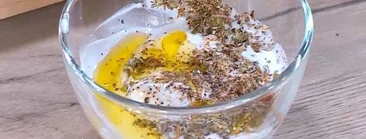 тосты с фетой, помидорами и йогуртовым кремом. Шаг 4