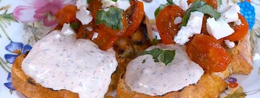 тосты с фетой, помидорами и йогуртовым кремом. Шаг 6