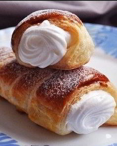 Трубочки из готового слоеного теста с кремом