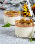 Лимонная панна котта с ревеневым соусом