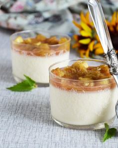 Лимонная панна котта с ревеневым соусом