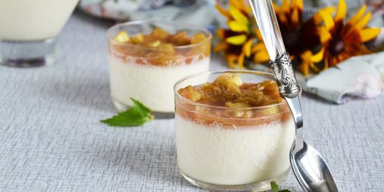 Лимонная панна котта с ревеневым соусом