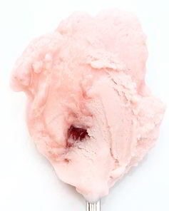 Клубничное мороженое с клубничной прослойкой