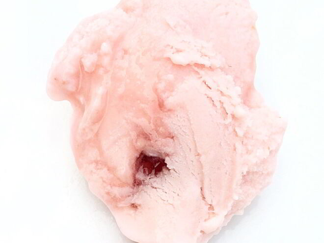 Рецепт клубничного мороженого с клубничной прослойкой