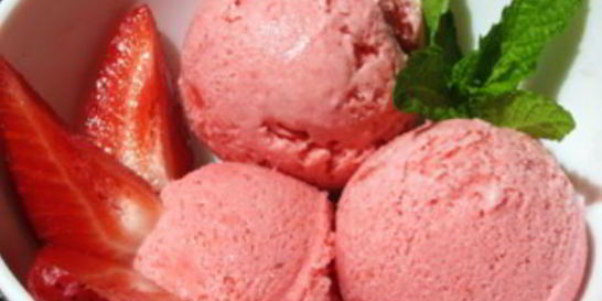 Клубничное мороженое с мятой