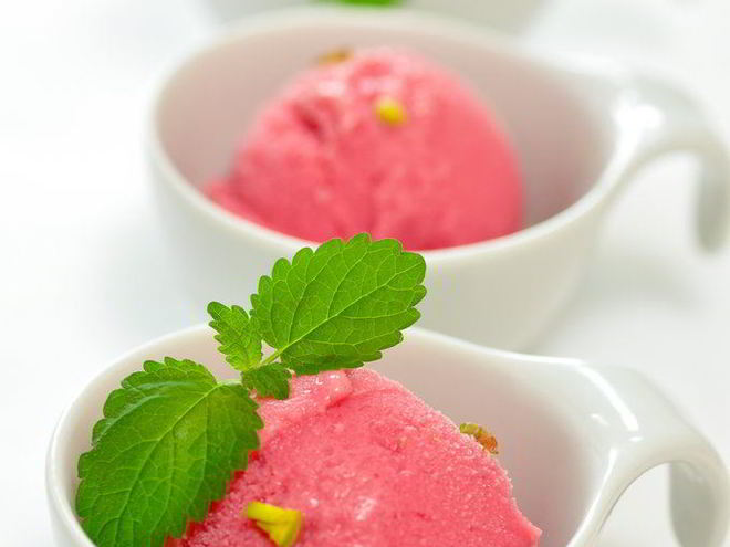 Рецепт малинового мороженого с йогуртом