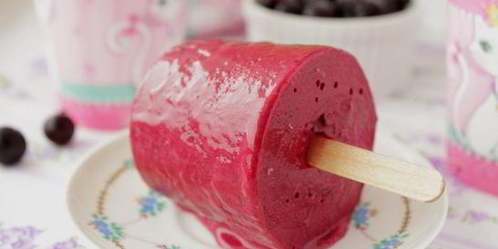 Мороженое из черной смородины и йогурта