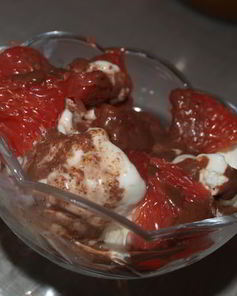 Мороженое с грейпфрутом и шоколадным соусом