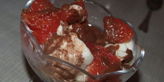 Мороженое с грейпфрутом и шоколадным соусом