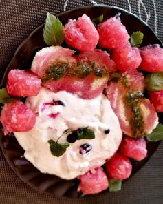 Пюре-мороженое с желе из хрена и яблок под медово-мятным соусом