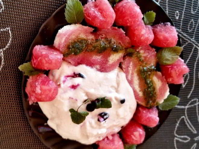 Рецепт пюре-мороженого с желе из хрена и яблок под медово-мятным соусом