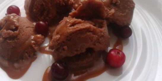 Шоколадное мороженое с карамельным соусом