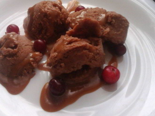 Рецепт шоколадного мороженого с карамельным соусом