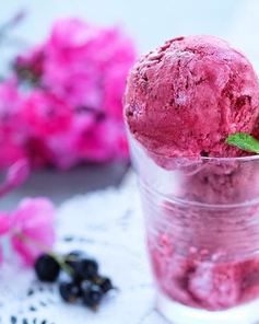 Сливочно-черносмородиновое мороженое