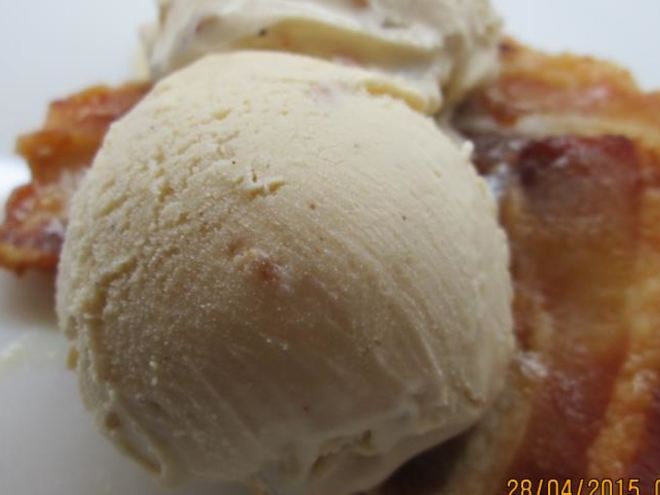 Рецепт сливочного мороженого с карамельным беконом