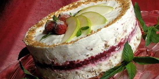 Торт-мороженое с безе и красными ягодами