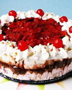 Торт-мороженое с клубникой и бананами