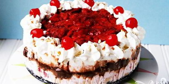 Торт-мороженое с клубникой и бананами