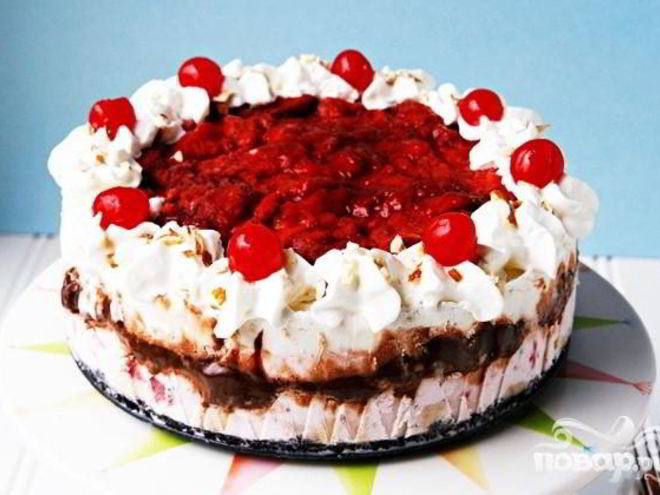 Рецепт торта-мороженого с клубникой и бананами