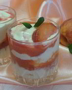 Ванильное мороженое с персиками