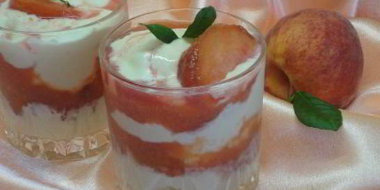 Ванильное мороженое с персиками