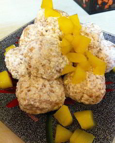 Мультизлаковые творожные шарики с манго в пароварке