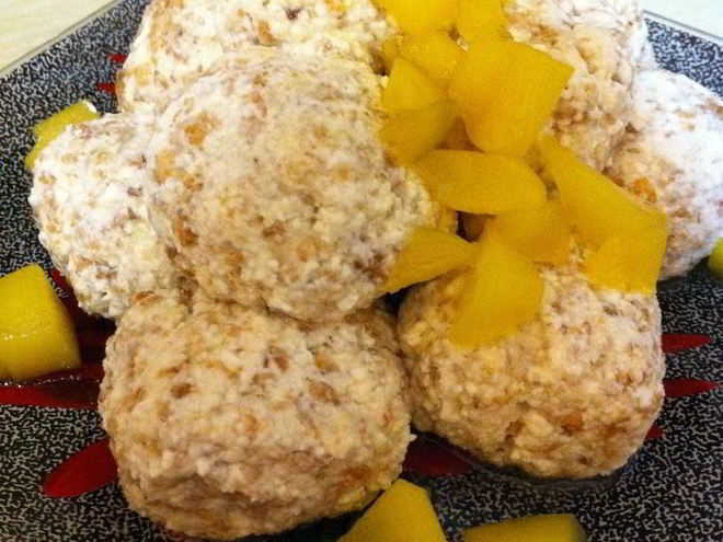 Рецепт мультизлаковых творожных шариков с манго в пароварке