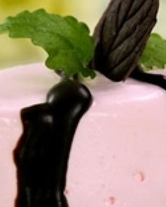 Мусс молочный с шоколадным соусом