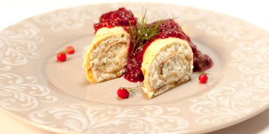 Рулет с муссом из трески и брусничным соусом