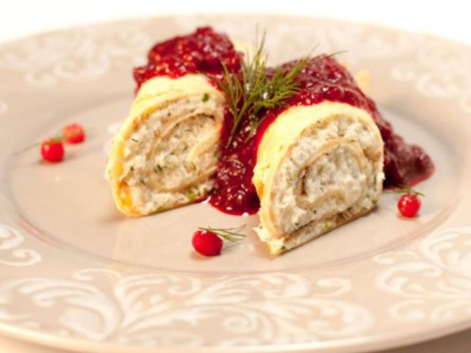 Рецепт рулета с муссом из трески и брусничным соусом