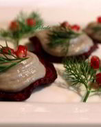 Селедочный мусс на свекольных чипсах