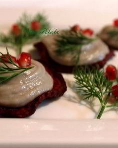 Селедочный мусс на свекольных чипсах