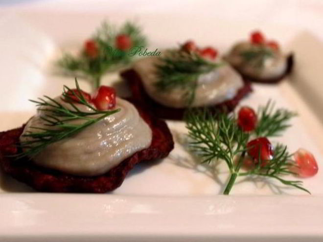 Рецепт селедочного мусса на свекольных чипсах