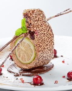 Шоколадный мусс с клюквой и лаймом