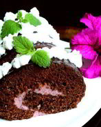 Шоколадный рулет с черничным муссом