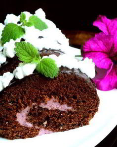 Шоколадный рулет с черничным муссом