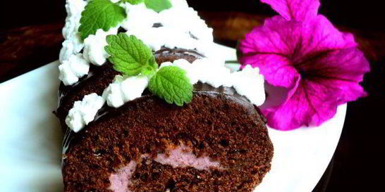 Шоколадный рулет с черничным муссом