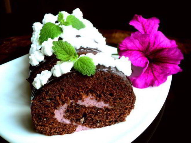 Рецепт шоколадного рулета с черничным муссом