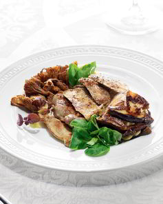 Цесарка с лисичками, белыми грибами и муссом из пастернака