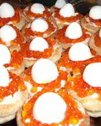 Волованы с лососевым муссом, икрой и перепелиными яйцами