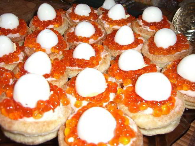 Рецепт волованов с лососевым муссом, икрой и перепелиными яйцами