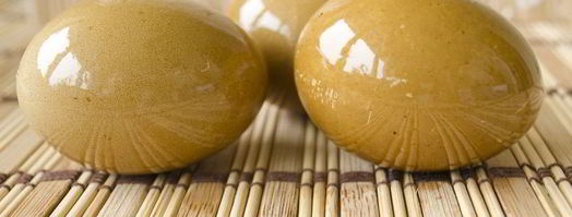 красим пасхальные яйца в оранжево-коричневый цвет соком свеклы. Шаг 4