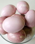 Красим пасхальные яйца в розовый цвет соком свеклы