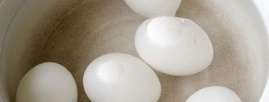 красим пасхальные яйца в розовый цвет соком свеклы. Шаг 2