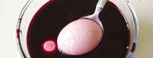 красим пасхальные яйца в розовый цвет соком свеклы. Шаг 4