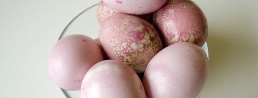 красим пасхальные яйца в розовый цвет соком свеклы. Шаг 6