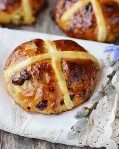 Крестовые пасхальные булочки с изюмом