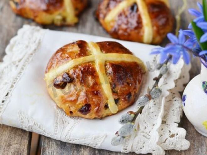 Рецепт крестовых пасхальных булочек с изюмом