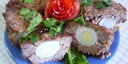 Мясное пасхальное кольцо с яйцами