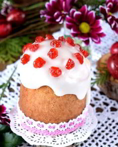 Пасхальный кулич с вишней